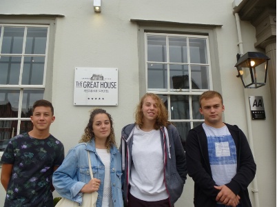 Charlotte, Clémence, Théo et Thomas devant leur établissement à Lavenham en Angleterre Charlotte, Clémence, Théo et Thomas devant leur établissement à Lavenham en Angleterre