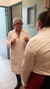 Stéphanie Smanio échange avec Dounia à l'occasion d'un TP. Stéphanie Smanio échange avec Dounia à l'occasion d'un TP.