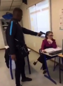 A Créteil, le 18 octobre, un élève a menacé une professeur avec une arme à feu factice. A Créteil, le 18 octobre, un élève a menacé une professeur avec une arme à feu factice.
