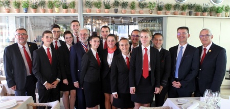 Les élèves sommeliers et l'équipe pédagogique entourant Philippe Faure-Brac, président de la classe sommellerie. Les élèves sommeliers et l'équipe pédagogique entourant Philippe Faure-Brac, président de la classe sommellerie.
