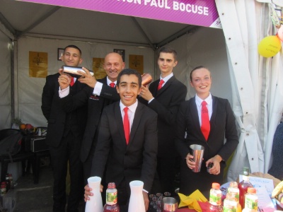 La veille de la course, les jeunes de la Fondation Paul Bocuse ont réalisé des démonstrations dans le village des partenaires. La veille de la course, les jeunes de la Fondation Paul Bocuse ont réalisé des démonstrations dans le village des partenaires.