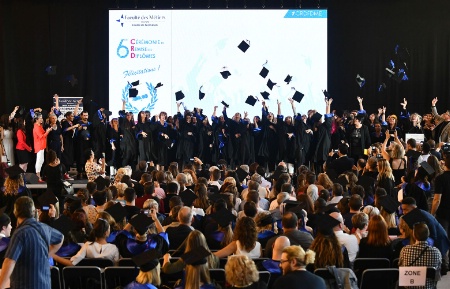 Les diplômés ont clôturé leur montée sur scène avec le fameux lancé de coiffe Les diplômés ont clôturé leur montée sur scène avec le fameux lancé de coiffe