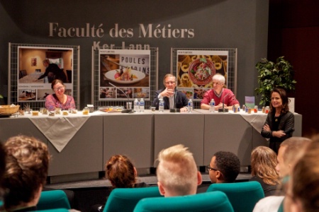 De gauche à droite : Véronique Delestre, présidente de la Faculté des métiers, Olivier Roellinger et Luc Legendre, formateur cuisine.