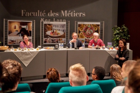De gauche à droite : Véronique Delestre, présidente de la Faculté des métiers, Olivier Roellinger et Luc Legendre, formateur cuisine. De gauche à droite : Véronique Delestre, présidente de la Faculté des métiers, Olivier Roellinger et Luc Legendre, formateur cuisine.