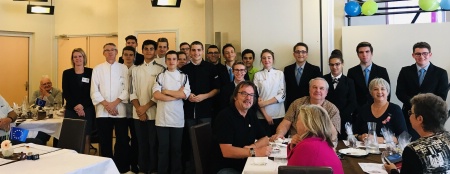 élèves et professeurs du lycée Jeanne Delanoue au restaurant d'application pour la journée Erasmus day