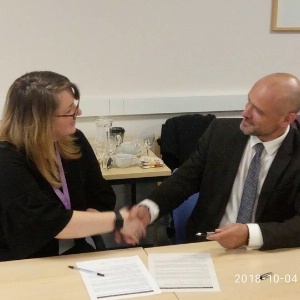 signature de la convention entre Mme Sarah-Jane Linto, directrice du département hôtellerie-restauration-tourisme à l'Edinburgh College, et M. Raoul Romain, proviseur au lycée hôtelier. signature de la convention entre Mme Sarah-Jane Linto, directrice du département hôtellerie-restauration-tourisme à l'Edinburgh College, et M. Raoul Romain, proviseur au lycée hôtelier.