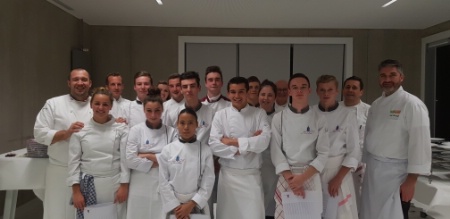 Le repas a été cuisiné par 18 jeunes et servi par 32 autres du lycée hôtelier Jessé-de-Forest, encadrés par Guillaume Gomez Le repas a été cuisiné par 18 jeunes et servi par 32 autres du lycée hôtelier Jessé-de-Forest, encadrés par Guillaume Gomez