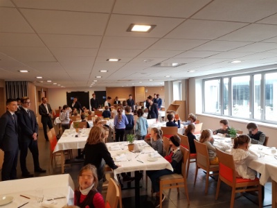 Les écoliers découvrent le repas préparé par les étudiants du lycée. Les écoliers découvrent le repas préparé par les étudiants du lycée.