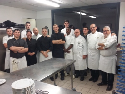 étudiants, encadrants, Maîtres cuisiniers de prestiges engagés ensemble pour la Croix Rouge étudiants, encadrants, Maîtres cuisiniers de prestiges engagés ensemble pour la Croix Rouge