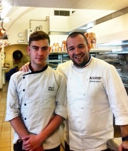 Sylvano Guillanic avec son maître de stage, le chef des cuisines de l'Elysée, Guillaume Gomez. Sylvano Guillanic avec son maître de stage, le chef des cuisines de l'Elysée, Guillaume Gomez.