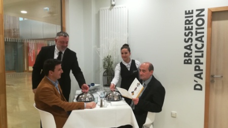 Le restaurant d'application compte deux espaces : une bar-brasserie et un bar-restaurant. Le restaurant d'application compte deux espaces : une bar-brasserie et un bar-restaurant.