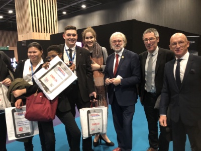 Des élèves de St-Chély d'Apcher avec Philippe Faure-Brac, Jacky Ribeyre directeur de l'école et président de l'ANEPHOT et Joseph Le gal, président d'honneur de l'ANEPHOT Des élèves de St-Chély d'Apcher avec Philippe Faure-Brac, Jacky Ribeyre directeur de l'école et président de l'ANEPHOT et Joseph Le gal, président d'honneur de l'ANEPHOT