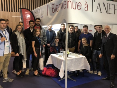 Les élèves du lycée de St-Chély d'Apcher sur le stand de l'ANEPHOT à droite le président d'honneur Joseph Le gal Les élèves du lycée de St-Chély d'Apcher sur le stand de l'ANEPHOT à droite le président d'honneur Joseph Le gal