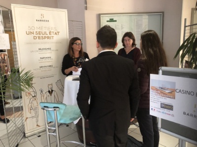 Les candidats devant le stand du groupe Casino Barrière Les candidats devant le stand du groupe Casino Barrière