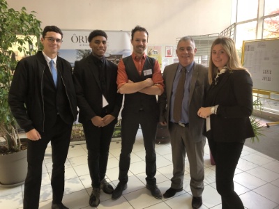 Des étudiants du lycée de Biarritz, au centre David Cloutier responsable du recrutement d'Origine Canada et Jean-Paul Brosse, proviseur Des étudiants du lycée de Biarritz, au centre David Cloutier responsable du recrutement d'Origine Canada et Jean-Paul Brosse, proviseur