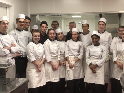 Les brigades cuisiniers du lycée Sainte-Catherine et leurs professeurs ont réalisé des prouesses culinaires Les brigades cuisiniers du lycée Sainte-Catherine et leurs professeurs ont réalisé des prouesses culinaires
