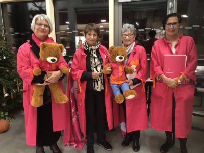 les bénévoles des blouses roses : elles interviennent dans le but de distraire et de faire oublier la maladie et la solitude, pour cela, ils organisent des animations sous forme de loisirs craatifs, ludiques ou musicaux les bénévoles des blouses roses : elles interviennent dans le but de distraire et de faire oublier la maladie et la solitude, pour cela, ils organisent des animations sous forme de loisirs craatifs, ludiques ou musicaux