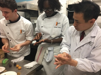 les étudiants ont pu participer à des ateliers pour préparer le bouillon dashi les étudiants ont pu participer à des ateliers pour préparer le bouillon dashi