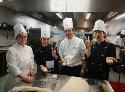 Les élèves nippons accueillis pour une journée de cours de cuisine et pâtisserie françaises Les élèves nippons accueillis pour une journée de cours de cuisine et pâtisserie françaises