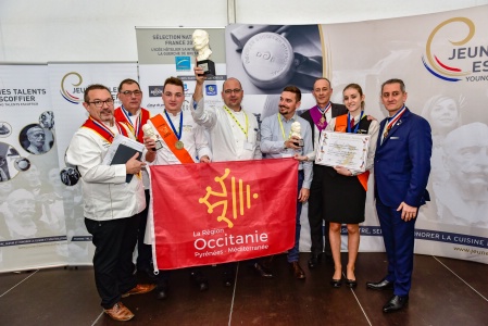 Le binôme gagnant Grégory Dattiches et Océane Giganon de l'Ecole des métiers du Lot Cahors avec les MOF maîtres d'hôtel Loic Glevarrec et Olivier Novelli