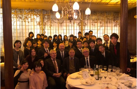La délégation japonaise et la direction du CFA Médéric à la brasserie Gallopin La délégation japonaise et la direction du CFA Médéric à la brasserie Gallopin