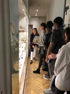 Les élèves lycée Camille Claudel devant les vitrines de vaisselles du 18ème français Les élèves lycée Camille Claudel devant les vitrines de vaisselles du 18ème français