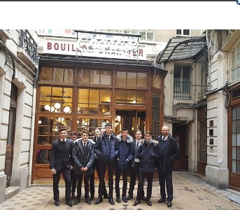 Les 1BP2E du lycée hôtelier de Canteleu devant chez Chartier Les 1BP2E du lycée hôtelier de Canteleu devant chez Chartier