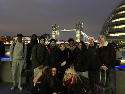 Les bac pro section européenne Hôtellerie-Restauration devant le London Bridge Les bac pro section européenne Hôtellerie-Restauration devant le London Bridge