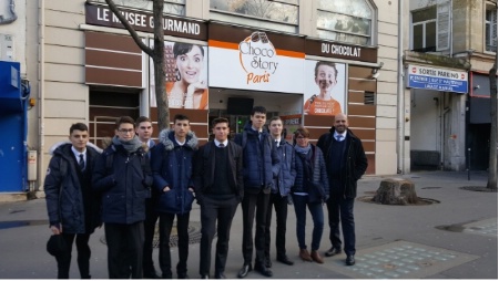 Les 1BP2E du lycée hôtelier de Canteleu devant le Musée du chocolat Les 1BP2E du lycée hôtelier de Canteleu devant le Musée du chocolat