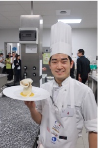 Catégorie « Professionnels » Yu Tanaka avec son dessert Souvenir d'enfance