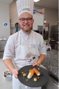 Catégorie « Juniors » Axel Lejeune avec son dessert Baie mango et son Jardin Japonais