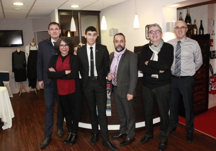 Miguel accompagné de professeurs ayant participé à la préparation de ce concours Miguel accompagné de professeurs ayant participé à la préparation de ce concours