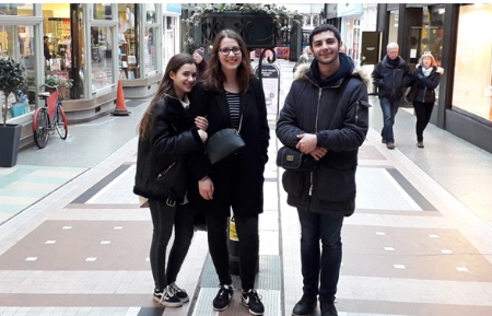 Elodie, Héloïse et Maxime, les élèves de la section européenne STHR du lycée Valery Larbaud à Bournemouth Elodie, Héloïse et Maxime, les élèves de la section européenne STHR du lycée Valery Larbaud à Bournemouth