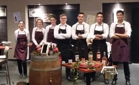 Les 7 étudiants BTS MHR du lycée Notre-Dame du Roc prêts pour la soirée Bar à vins Les 7 étudiants BTS MHR du lycée Notre-Dame du Roc prêts pour la soirée Bar à vins