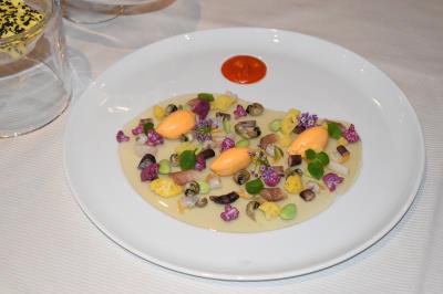 Un des plats signatures : les coquillages, marinières, crème foisonnée aux poivrons poquillos, soufflé contemporain aux moules et curry, riz vénéré au moût de raisin Un des plats signatures : les coquillages, marinières, crème foisonnée aux poivrons poquillos, soufflé contemporain aux moules et curry, riz vénéré au moût de raisin