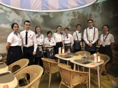 Les étudiants de l'Institut Paul Bocuse devant le restaurant éphémère 'Bol d'Air'