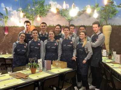 Les étudiants de l'Institut Paul Bocuse devant le restaurant éphémère 'Ressources'