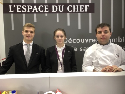 Les élèves de Jehanne de fFance sur le stand Charvet Les élèves de Jehanne de fFance sur le stand Charvet