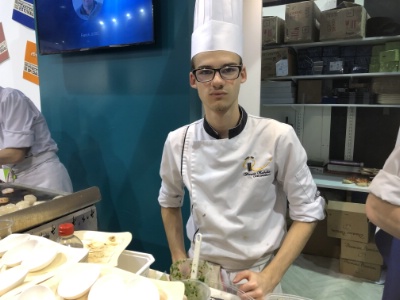 Un 1ère Bac Pro du lycée Rabelais de Dardilly sur le stand Margain Marée Un 1ère Bac Pro du lycée Rabelais de Dardilly sur le stand Margain Marée
