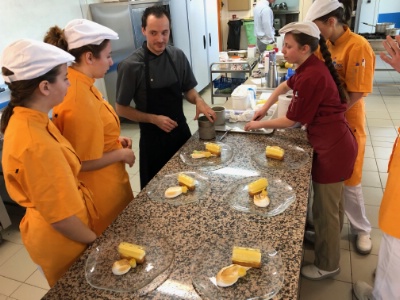 Louis Bougoin en plein cours sur le thème des desserts à l'assiette Louis Bougoin en plein cours sur le thème des desserts à l'assiette