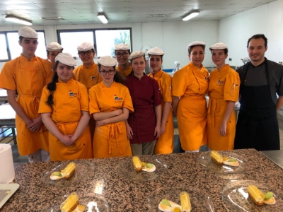 Les élèves de Bac professionnel pâtisserie et Louis Bougouin Les élèves de Bac professionnel pâtisserie et Louis Bougouin