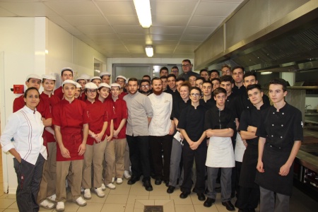 Valentin Morice est en gris au centre de la photo parmi les élèves du lycée Notre-Dame du Roc Valentin Morice est en gris au centre de la photo parmi les élèves du lycée Notre-Dame du Roc