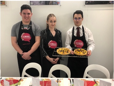Les tartes à l'orange et pruneaux d'agen prêtes à être servies Les tartes à l'orange et pruneaux d'agen prêtes à être servies