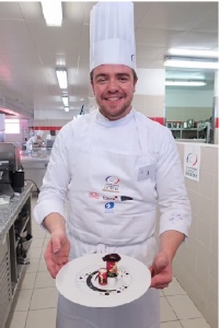 Hubert Bastide avec son dessert « L'Aubrac de mon Enfance » Hubert Bastide avec son dessert « L'Aubrac de mon Enfance »