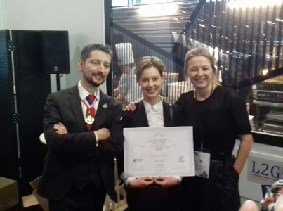 Laurent Derhé, président de l'ASLERA et co-organisateur du concours, la lauréate Andréane Fondimare et Caroline Daeschler, co-secrétaire de l'Aslera. Laurent Derhé, président de l'ASLERA et co-organisateur du concours, la lauréate Andréane Fondimare et Caroline Daeschler, co-secrétaire de l'Aslera.
