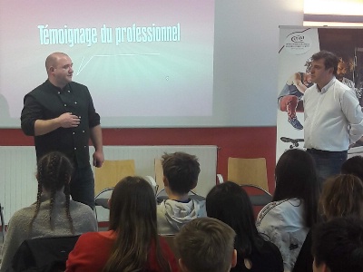 Témoignage du professionnel Fabien Bernard devant les collégiens à droite Lucien Manfredi, le référent du pôle alimentaire au cfa de gap