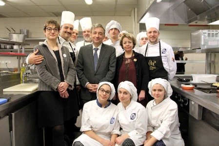 A gauche Sonia Calisto, DDFPR et Alberto Ranaldi, Professeur de Cuisine Tout à droite sur la photo: Pasquale IAIA, Professeur de cuisine Les élèves accroupies et ceux derrière sont les élèves italiens