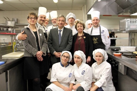 A gauche Sonia Calisto, DDFPR et Alberto Ranaldi, Professeur de Cuisine Tout à droite sur la photo: Pasquale IAIA, Professeur de cuisine Les élèves accroupies et ceux derrière sont les élèves italiens A gauche Sonia Calisto, DDFPR et Alberto Ranaldi, Professeur de Cuisine Tout à droite sur la photo: Pasquale IAIA, Professeur de cuisine Les élèves accroupies et ceux derrière sont les élèves italiens