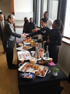 Les visiteurs sont allé à la rencontre des élèves au cours de démonstrations culinaires Les visiteurs sont allé à la rencontre des élèves au cours de démonstrations culinaires