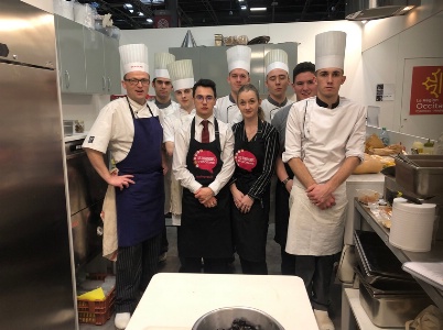 La brigade de choc du lycée Quercy Périgord dans les cuisine d'Irqualim, à gauche Sébastien Hecquet La brigade de choc du lycée Quercy Périgord dans les cuisine d'Irqualim, à gauche Sébastien Hecquet